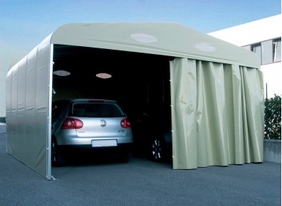 Un garage en PVC repliable pour servir d'abri PVC pas cher ou de carport fermé en bâche PVC